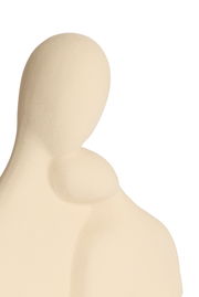 Abstrakte Skulptur aus hellem Material, seitliche Perspektive