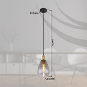 Moderne Hängeleuchte mit transparentem Glas und goldener Fassung, seitliche Perspektive