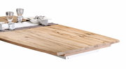 Nahaufnahme eines Esstisches aus hellem Holz mit natürlicher Maserung, gedeckt mit Geschirr und Gläsern, seitliche Perspektive.