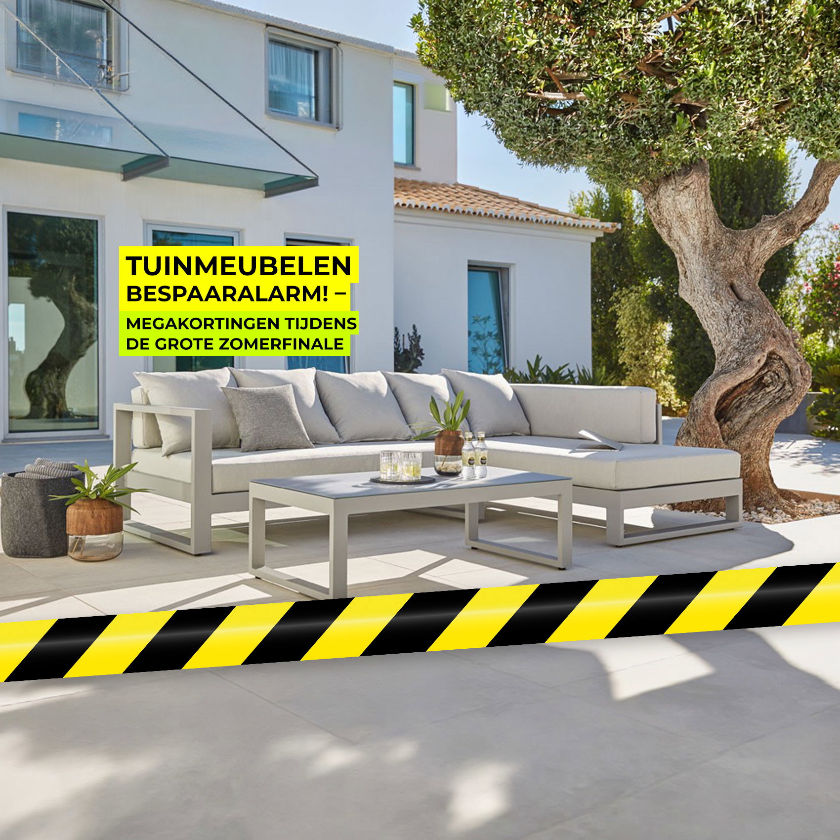 Moderne tuinlounge op terras bij woning, promotiebanner met zomerslot en hoge kortingen op tuinmeubelen.