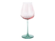 Zweifarbiges Weinglas mit roséfarbenem Kelch und grünem Stiel samt Fuß, freigestellt auf weißem Hintergrund, Frontalansicht.