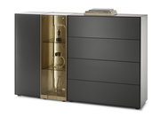 Modernes Highboard in dunklem Design mit Glasvitrine und dekorativen Elementen, seitliche Perspektive