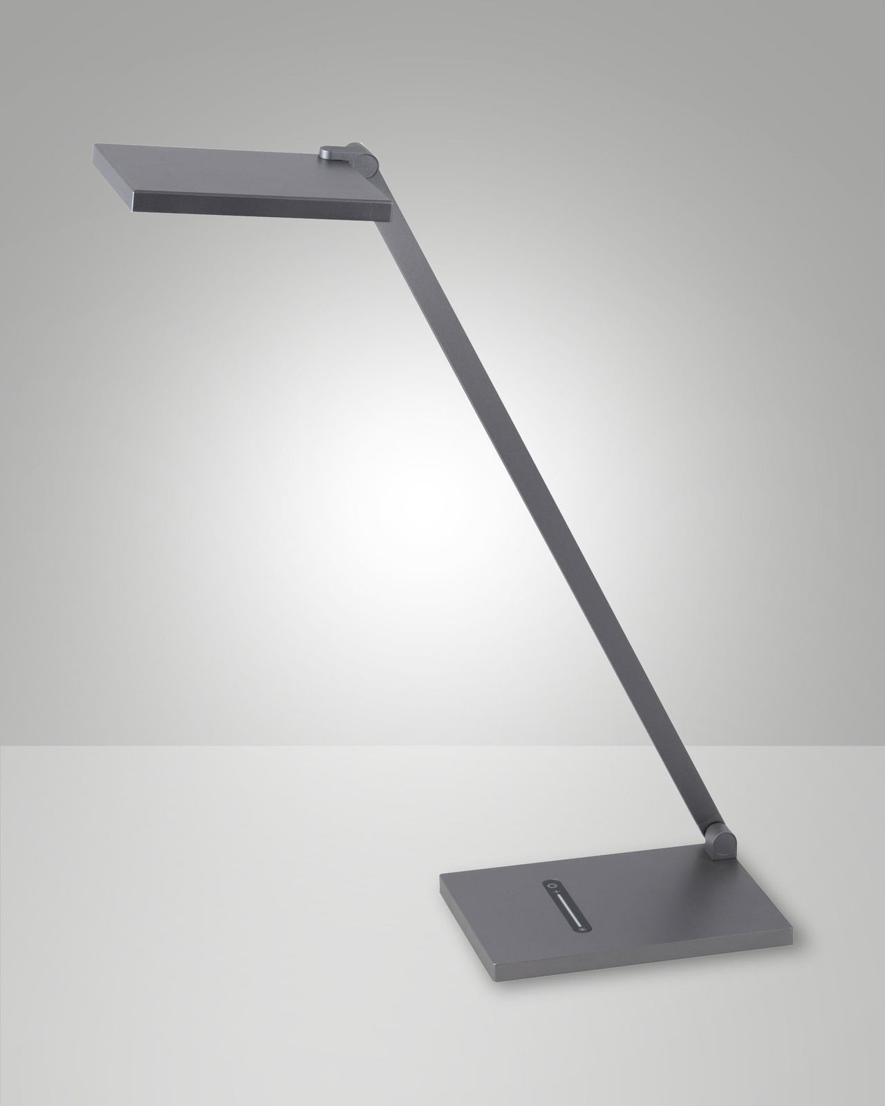 Moderne LED-Schreibtischleuchte in seitlicher Perspektive mit schlankem, minimalistischem Design und rechteckigem Fuß.