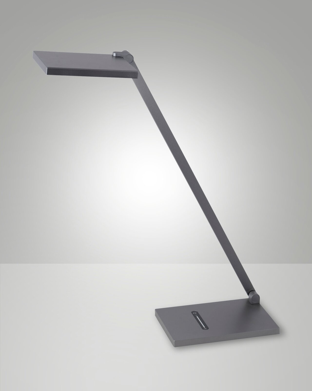 Moderne LED-Schreibtischleuchte in seitlicher Perspektive mit schlankem, minimalistischem Design und rechteckigem Fuß.