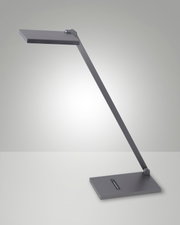 Moderne LED-Schreibtischleuchte in seitlicher Perspektive mit schlankem, minimalistischem Design und rechteckigem Fuß.