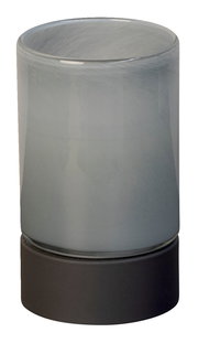 Zylindrisches Akku-Windlicht mit grauem Glas und dunklem Sockel, seitliche Perspektive