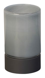 Zylindrisches Akku-Windlicht mit grauem Glas und dunklem Sockel, seitliche Perspektive