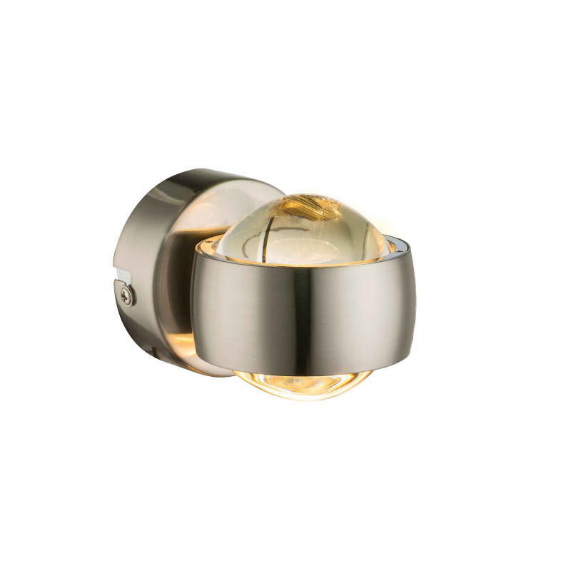 Moderne Wandleuchte RANDI aus gebürstetem Metall mit kugelförmigem Glasdiffusor, seitliche Perspektive.