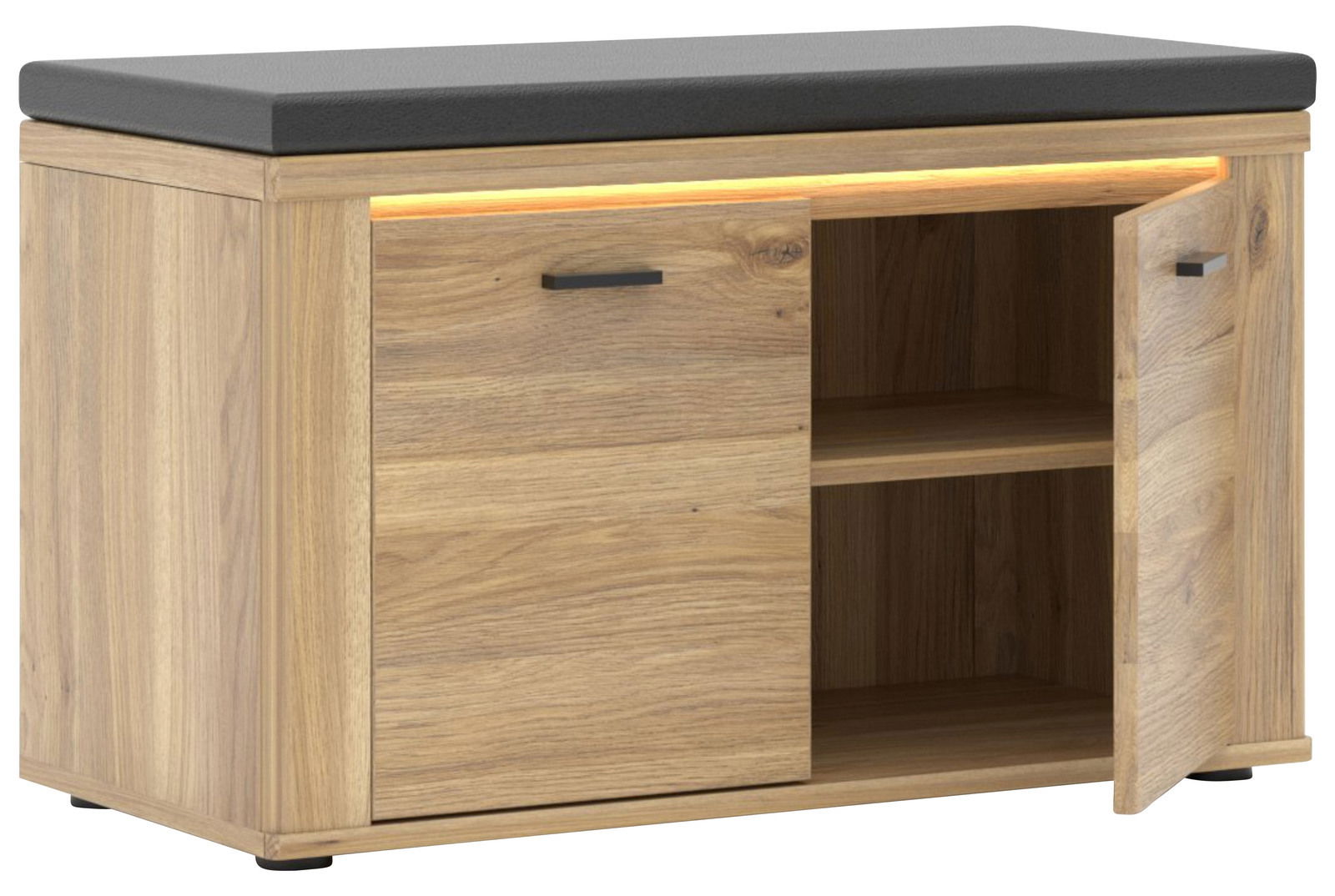 Garderobenbank aus Holz mit schwarzem Sitzpolster, offene Tür und sichtbare Regalfächer, seitliche Perspektive