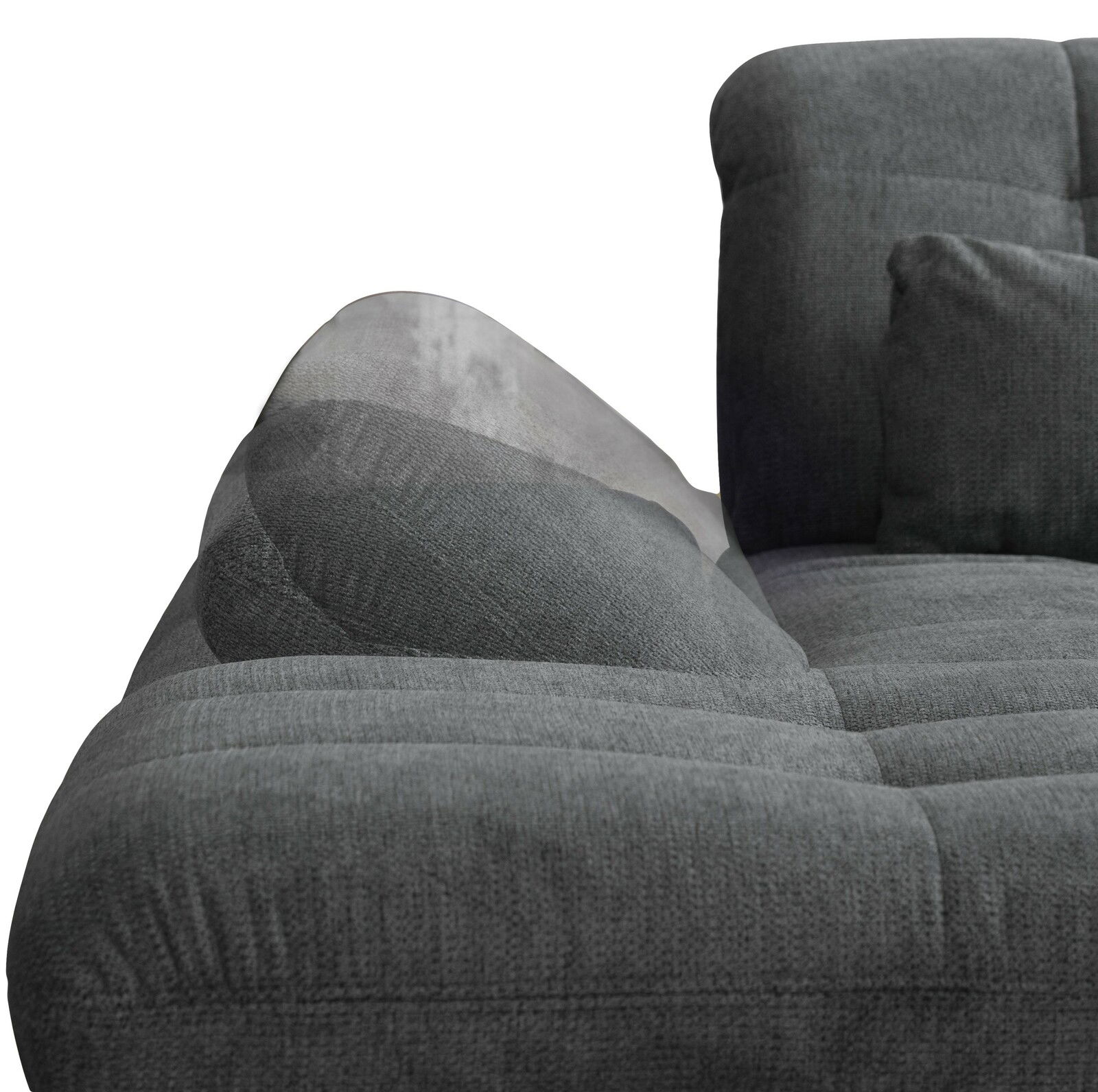 Nahaufnahme einer grauen Rundecke mit weicher Polsterung und Kissen, seitliche Perspektive.