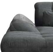 Nahaufnahme einer grauen Rundecke mit weicher Polsterung und Kissen, seitliche Perspektive.