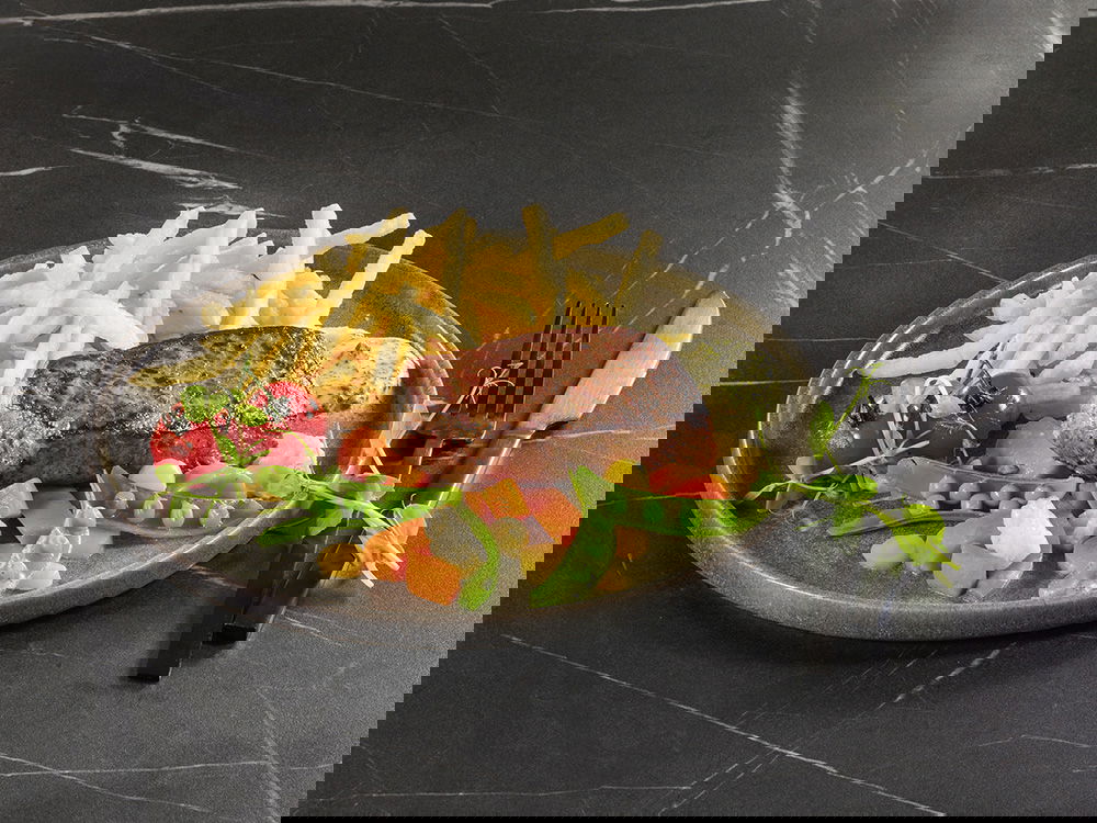 Rumpsteak mit Pommes, Gemüse und Kräuterbutter.