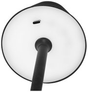 Onderaanzicht van een accu-tafellamp met een USB-C-aansluiting aan de onderkant.