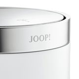 Nahaufnahme eines Badeimers mit Schwingdeckel in Chromoptik, mit dem Schriftzug 'JOOP!' auf der Vorderseite.