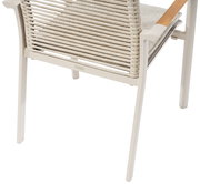 Rückansicht eines modernen Stapelsessels mit hellem Metallrahmen und geflochtener Rückenlehne, Armlehnen aus Holz.