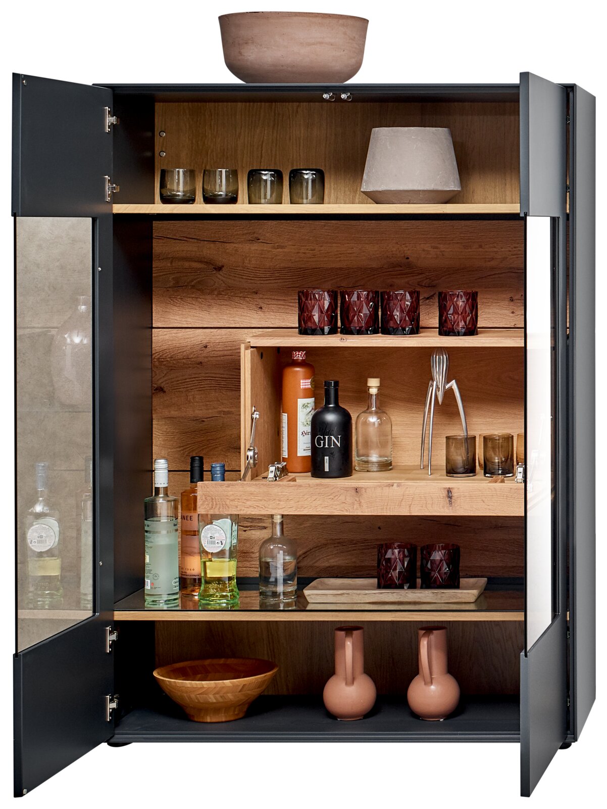 Offenes Highboard mit Holzböden, gefüllt mit Gläsern, Flaschen und Dekorationsgegenständen, aus frontaler Perspektive.