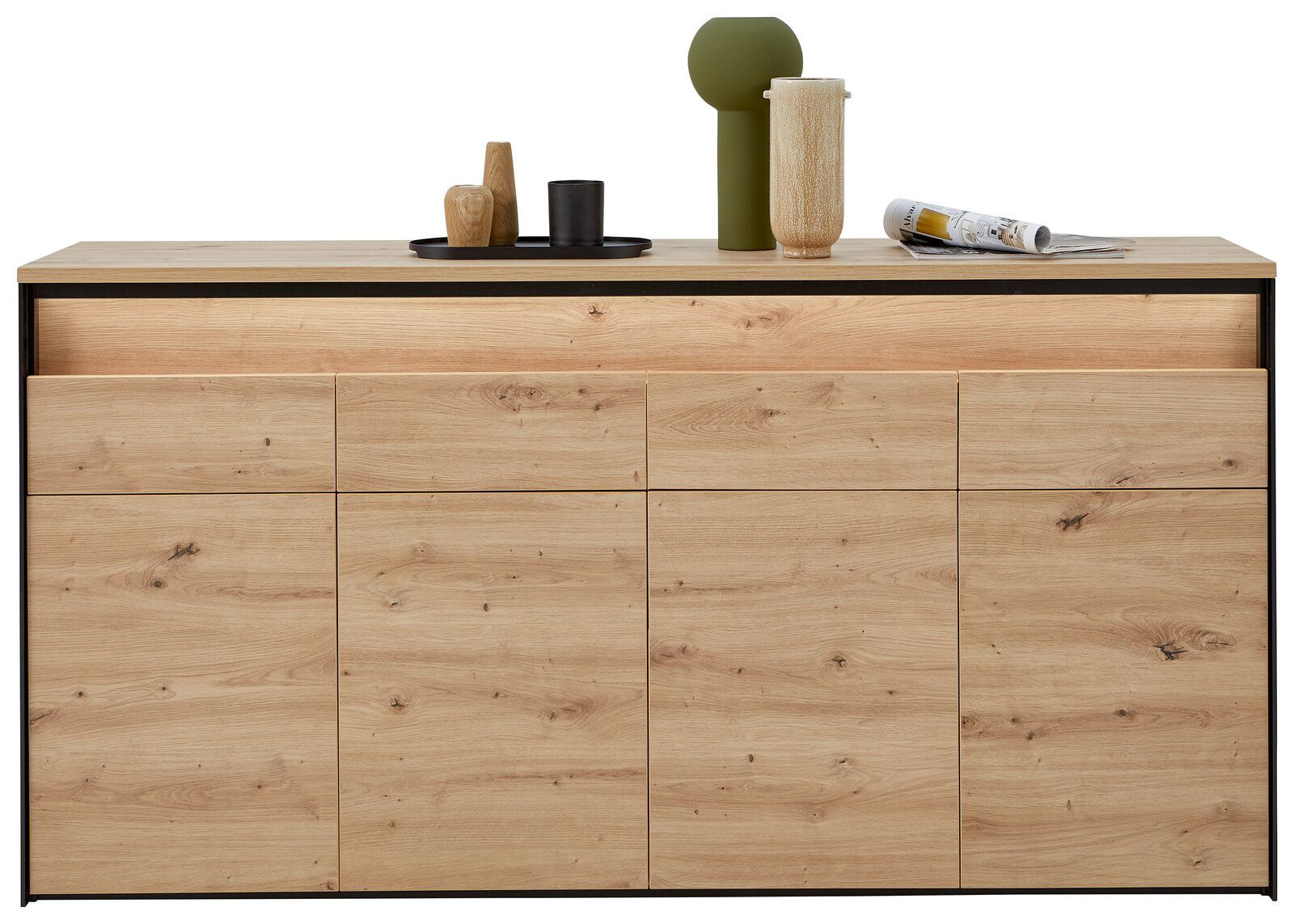 Frontale Ansicht eines XL-Sideboards aus hellem Holz mit mehreren Schubladen und Türen, dekoriert mit Vasen und Magazinen auf der Oberseite.