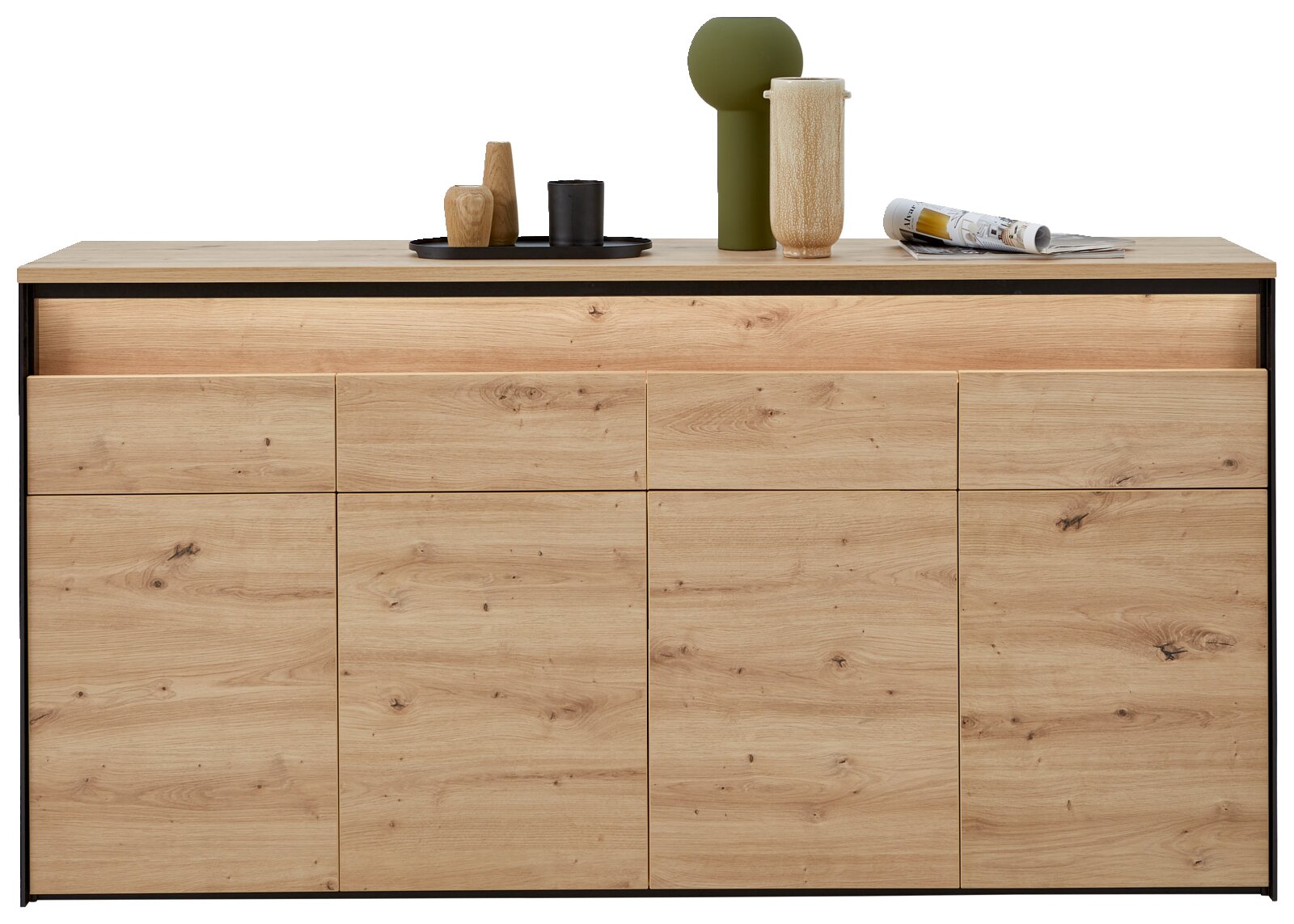 Frontale Ansicht eines XL-Sideboards aus hellem Holz mit mehreren Schubladen und Türen, dekoriert mit Vasen und Magazinen auf der Oberseite.
