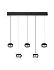 Moderne Pendelleuchte mit fünf kugelförmigen Lampenschirmen, hängend an dünnen Kabeln von einer rechteckigen Deckenhalterung, Frontalansicht.