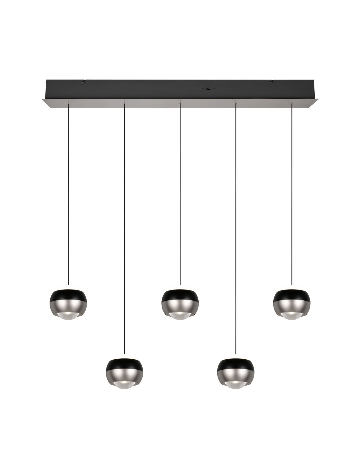 Moderne Pendelleuchte mit fünf kugelförmigen Lampenschirmen, hängend an dünnen Kabeln von einer rechteckigen Deckenhalterung, Frontalansicht.