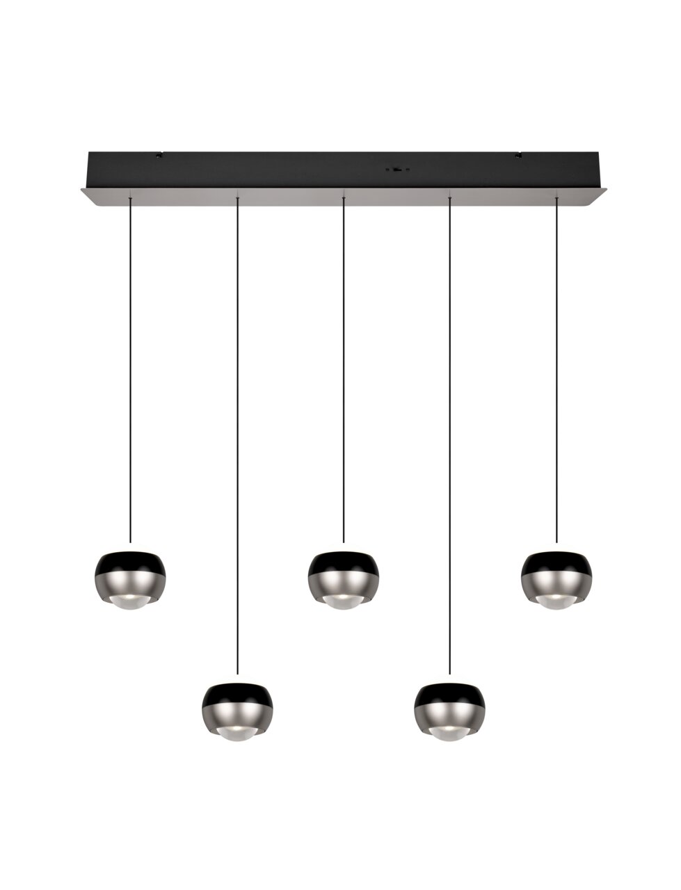Moderne hanglamp met vijf bolvormige lampenkappen, hangend aan dunne kabels aan een rechthoekige plafondbevestiging, vooraanzicht.