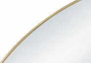 Nahaufnahme eines runden Spiegels mit goldenem Rahmen, perspektivisch von der Seite aufgenommen.