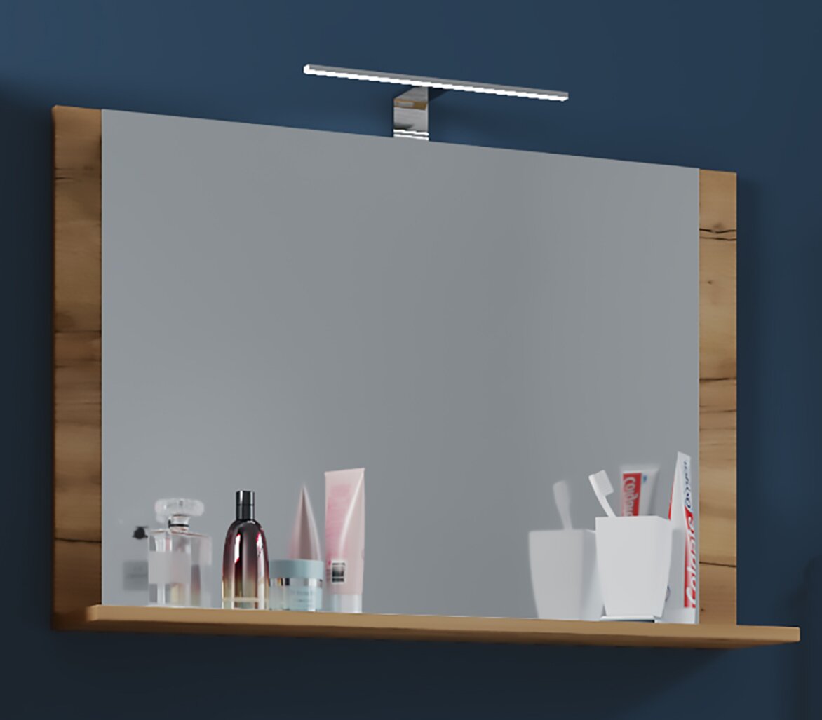 Rechteckiger Badezimmerspiegel mit Holzrahmen, Ablage und LED-Aufsatzleuchte, frontal in leichter Perspektive von vorn oben an der Wand gezeigt