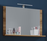Rechteckiger Badezimmerspiegel mit Holzrahmen, Ablage und LED-Aufsatzleuchte, frontal in leichter Perspektive von vorn oben an der Wand gezeigt