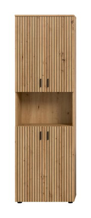 Hoher Holzschrank in Naturholz-Optik mit vertikaler Lamellenfront, schwarzer Griffleiste, mittigem offenem Fach und zwei Doppeltüren oben und unten, freigestellt auf weißem Hintergrund, Frontalansicht.