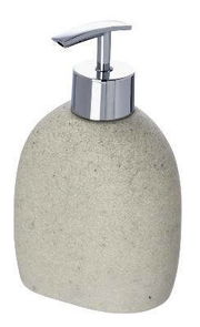 Moderner Seifenspender Puro aus Steinoptik mit glänzendem Chrom-Pumpkopf, seitliche Perspektive