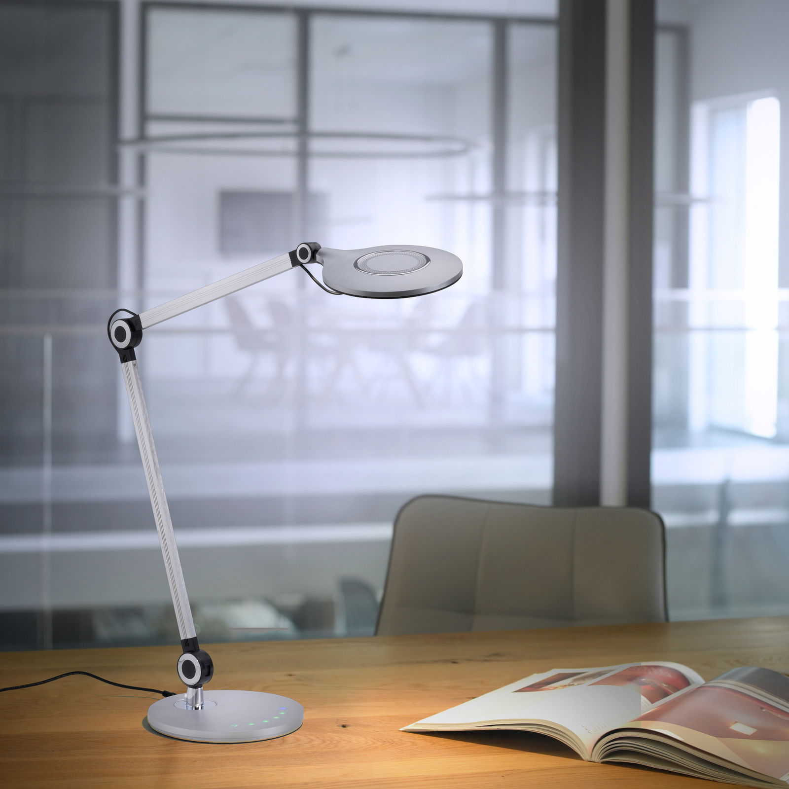 Moderne Tischleuchte NIKLAS mit verstellbarem Arm, seitliche Perspektive auf einem Schreibtisch in einem Büro.