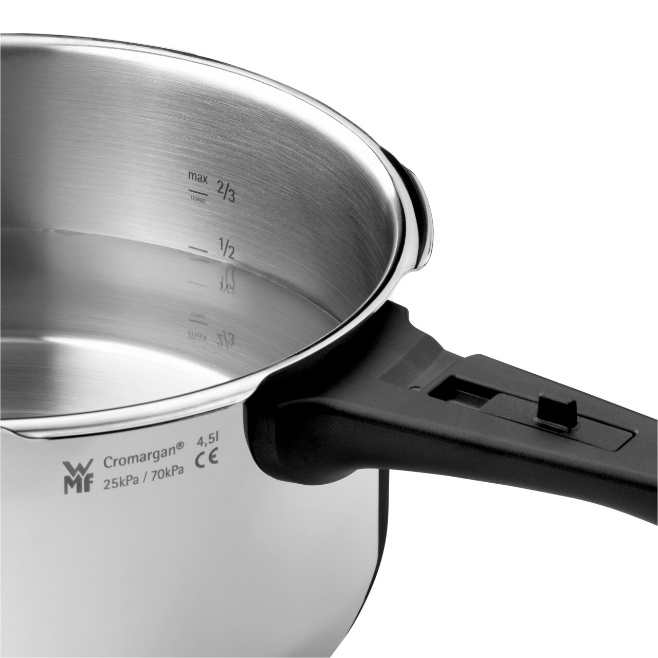 Nahaufnahme eines Schnellkochtopfs mit 6,5 Litern Fassungsvermögen, aus Edelstahl mit schwarzem Griff, von oben betrachtet.