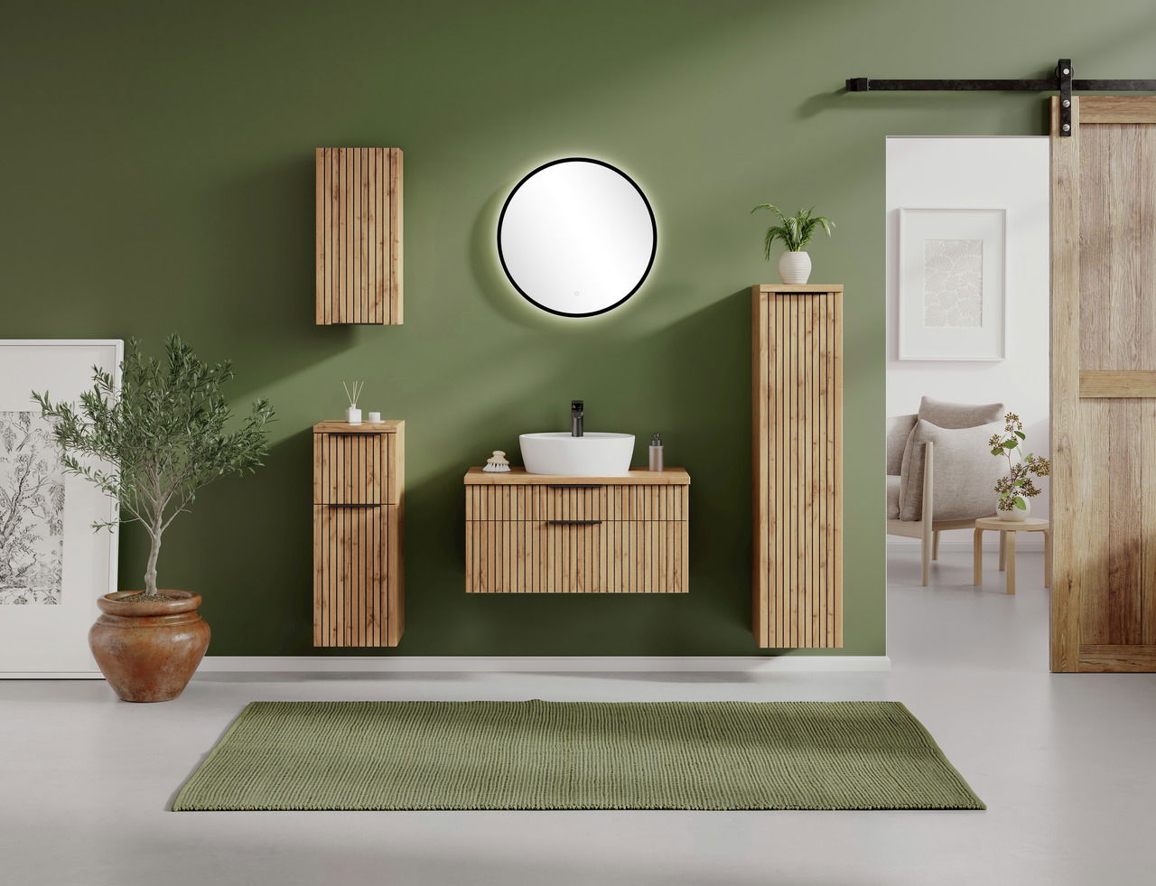 Modernes Waschtisch-Set aus Holz mit rundem Spiegel, grüner Wand und minimalistischer Dekoration, Frontalansicht.