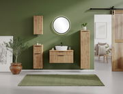 Modernes Waschtisch-Set aus Holz mit rundem Spiegel, grüner Wand und minimalistischer Dekoration, Frontalansicht.