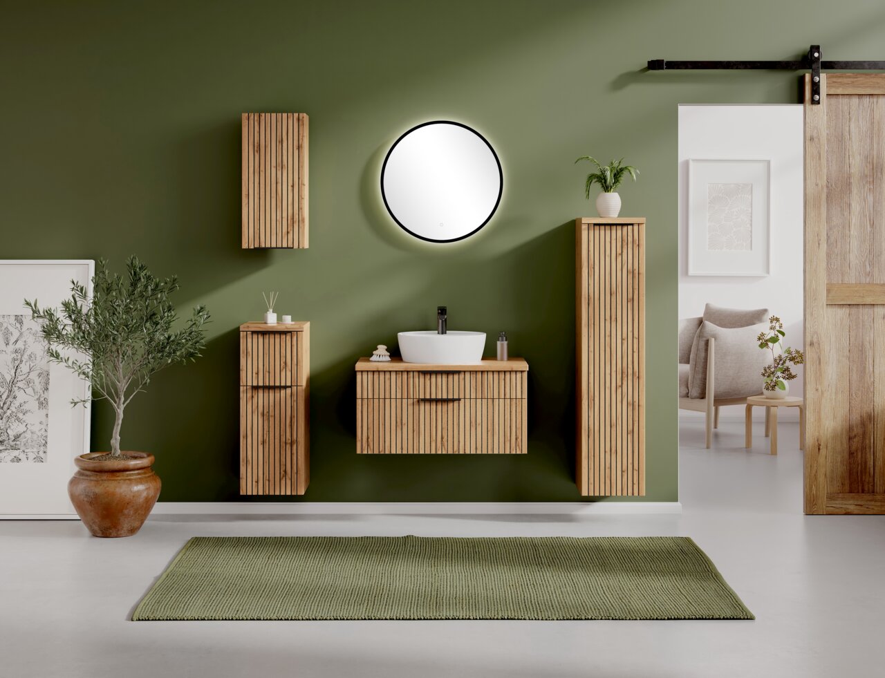 Modernes Waschtisch-Set aus Holz mit rundem Spiegel, grüner Wand und minimalistischer Dekoration, Frontalansicht.
