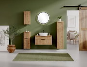 Modernes Waschtisch-Set aus Holz mit rundem Spiegel, grüner Wand und minimalistischer Dekoration, Frontalansicht.