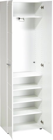 Weißer Garderobenschrank mit offener Tür, zeigt mehrere Regalböden und eine Kleiderstange, Perspektive von vorne.