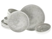 Graues, gesprenkeltes Keramik-Geschirrset mit Tellern und Schalen im modernen, minimalistischen Design, schräg von vorne auf weißem Hintergrund fotografiert