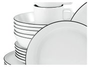 Stapel aus weißem Porzellan-Geschirr mit schwarzem Rand (Teller, Schalen und Tasse) in schräger Nahaufnahme/3-4-Ansicht von vorn rechts auf weißem Hintergrund