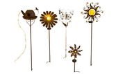 Verschiedene dekorative Solarleuchten in Form von Blumen, einer Gießkanne und einem Schmetterling, frontal betrachtet.