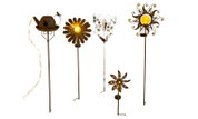 Verschiedene dekorative Solarleuchten in Form von Blumen, einer Gießkanne und einem Schmetterling, frontal betrachtet.