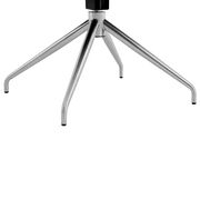 Metallfuß eines Armlehnstuhls aus der Seitenperspektive