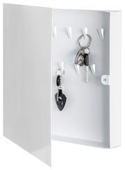 Weißer Schlüsselkasten mit geöffneter Tür, zeigt mehrere Haken mit Schlüsseln, seitliche Perspektive.