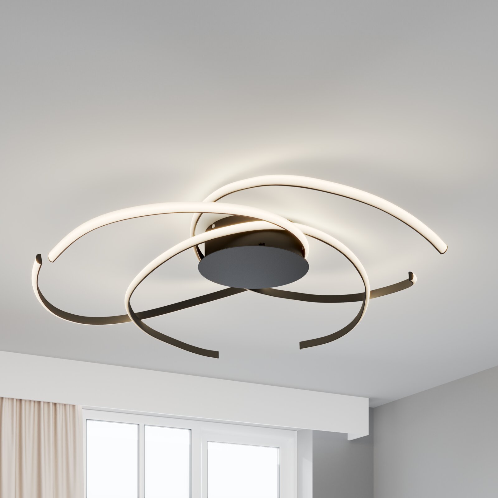 Moderne LED-Deckenleuchte mit drei ringförmigen Lichtbändern in Weiß und dunkler Basis, leuchtend an der Zimmerdecke montiert, Perspektive von unten leicht schräg