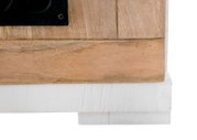 Close-up van een houten lowboard met een witte sokkel en een zwart metalen element, gezien vanaf de zijkant.