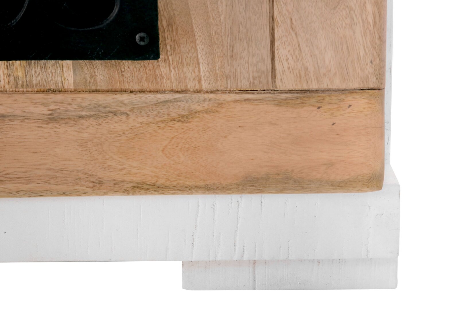 Close-up van een houten lowboard met een witte sokkel en een zwart metalen element, gezien vanaf de zijkant.