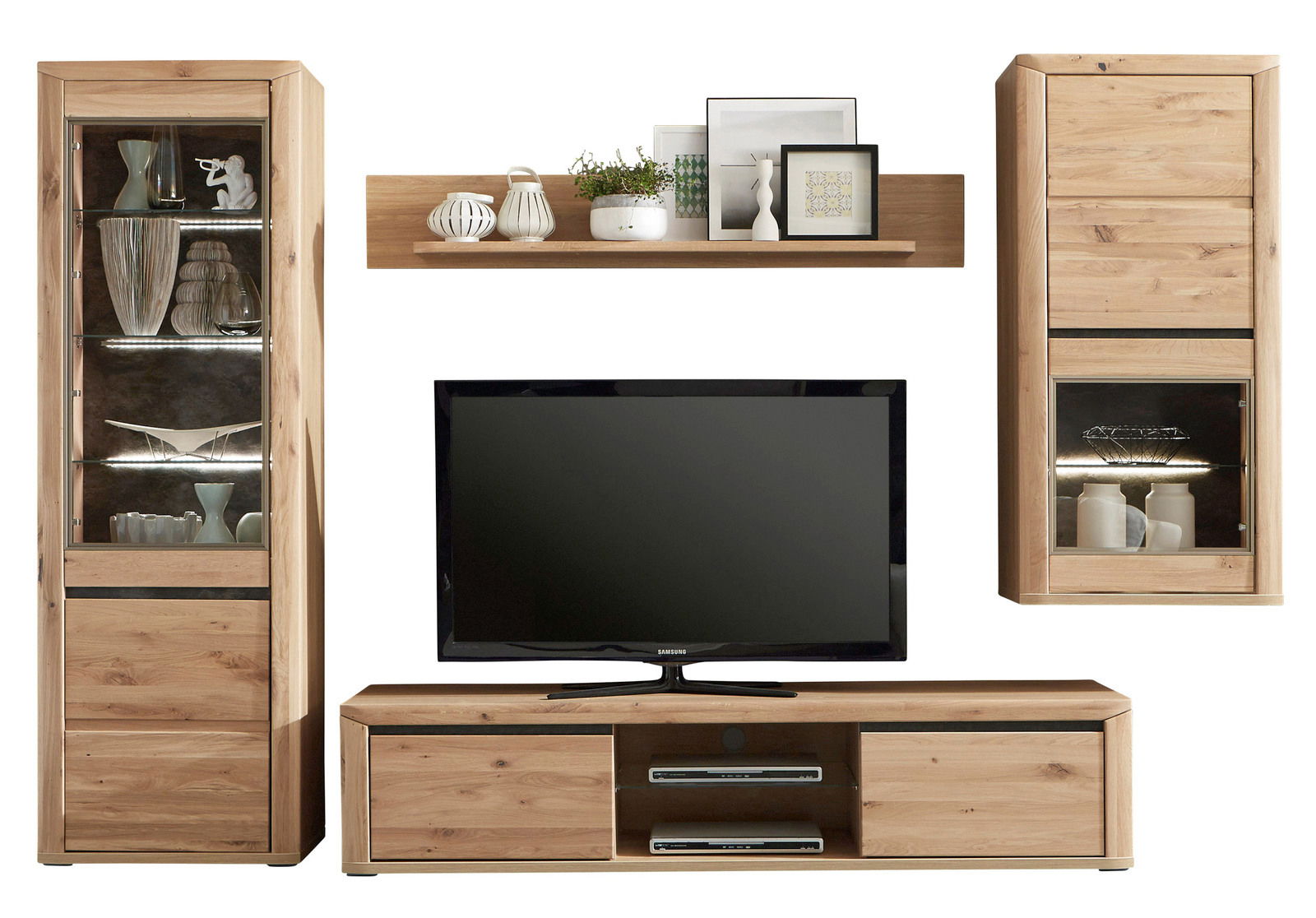 Wandkombination KORSIKA in Holzoptik mit TV-Schrank, zwei Vitrinen und einem Wandregal, frontal betrachtet.