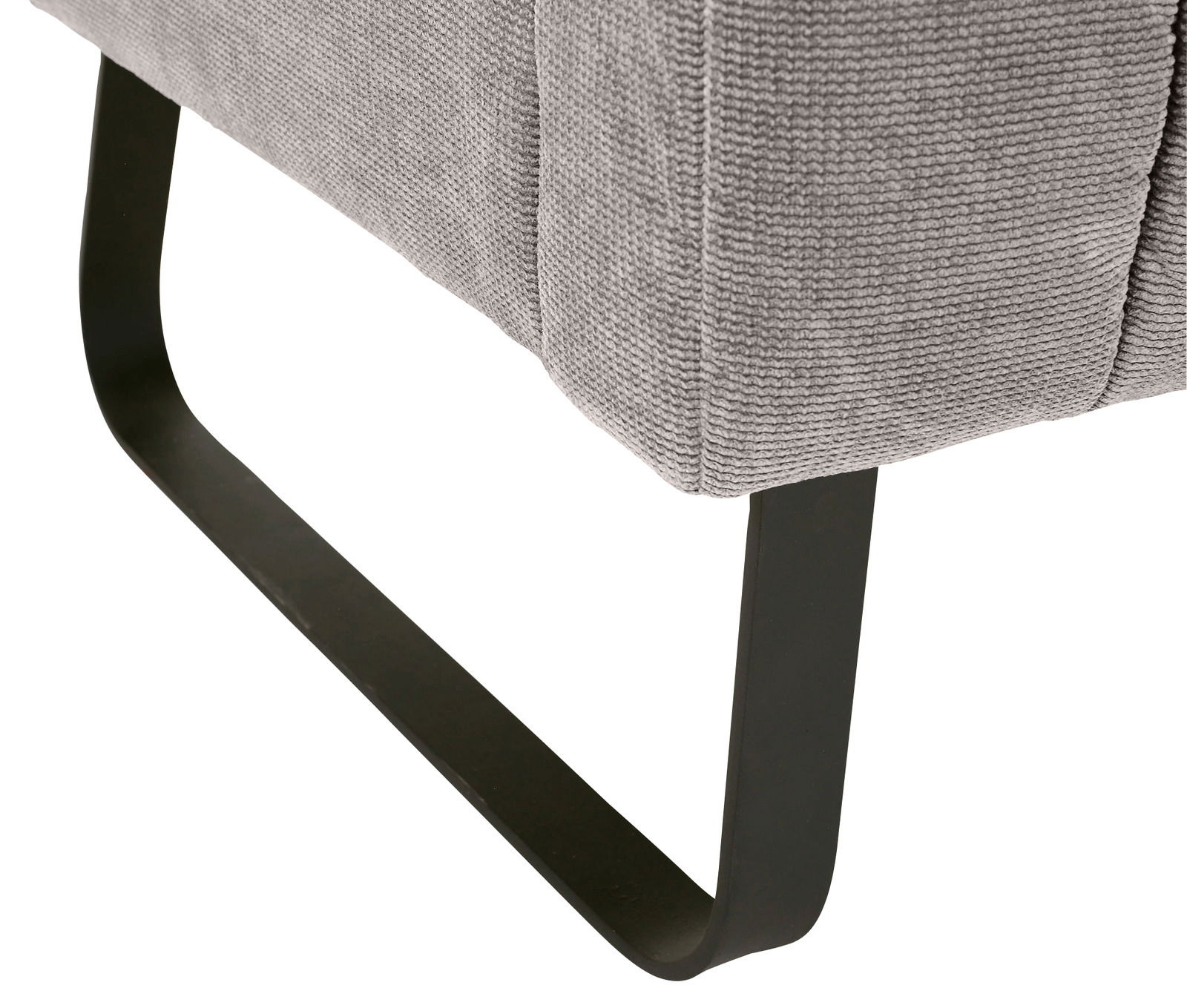 Nahaufnahme einer grauen 2er-Sitzbank mit schwarzem Metallgestell, seitliche Perspektive