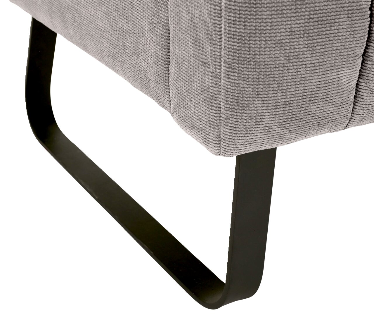 Nahaufnahme einer grauen 2er-Sitzbank mit schwarzem Metallgestell, seitliche Perspektive