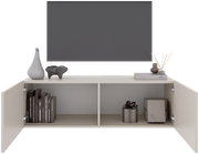 Frontale Ansicht eines TV-Hängelowboards mit offenen Türen, dekoriert mit Büchern, Vasen und Dekorationsobjekten.